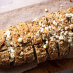 borrelbrood met feta en honing