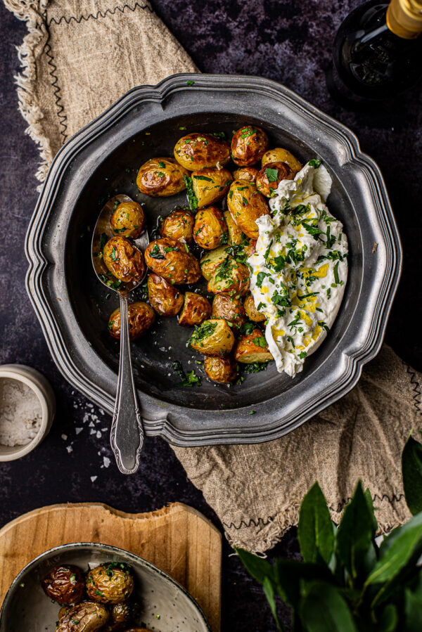 Geroosterde aardappels met burrata en groene kruiden