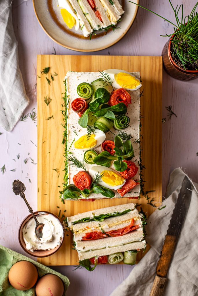 Sandwichtaart met gerookte zalm en eiersalade