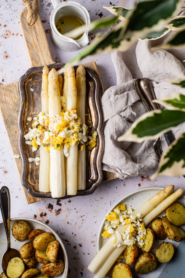 Witte asperges met geraspt ei en misoboter