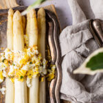 Witte asperges met geraspt ei en misoboter