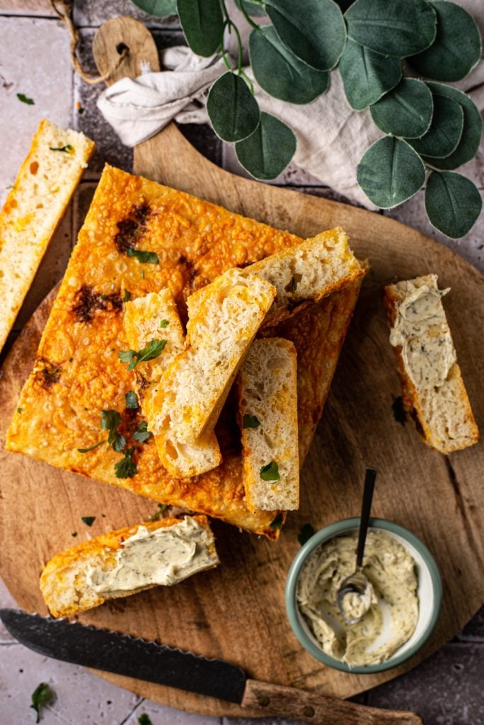 Focaccia met kruidenboter en cheddar