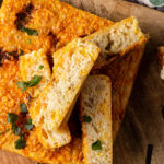 Focaccia met kruidenboter en cheddar