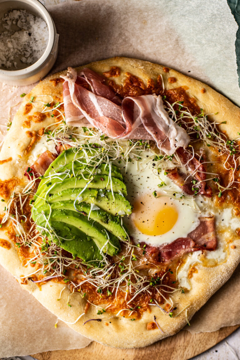 Ontbijtpizza met ei en spek