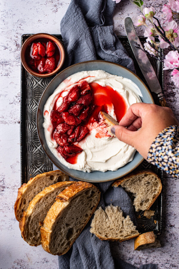 Geklopte ricotta met geroosterde aardbeien