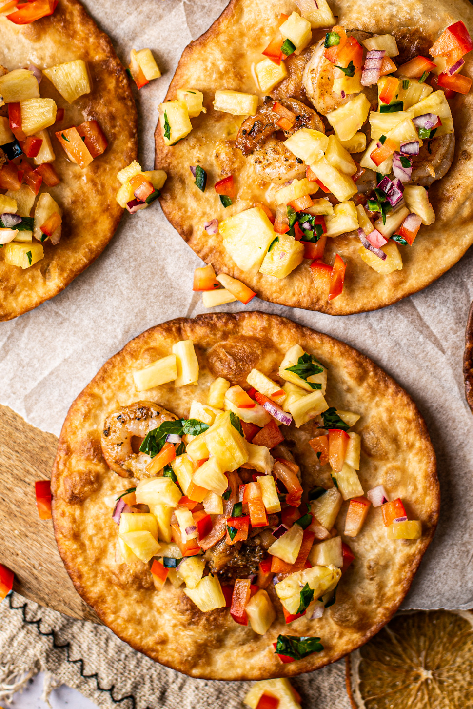 Tostada met cajungarnalen en ananassalsa