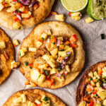 Tostada met cajungarnalen en ananassalsa