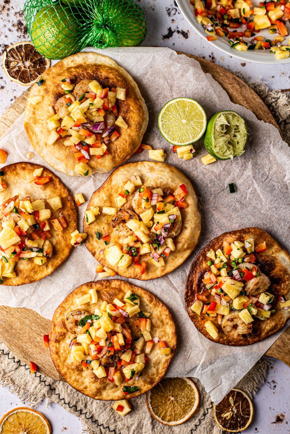 Tostada met cajungarnalen en ananassalsa