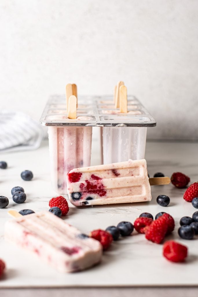 Yoghurtijsjes met rood fruit