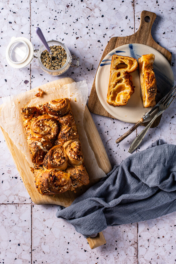 kaas-uibrood van croissantdeeg