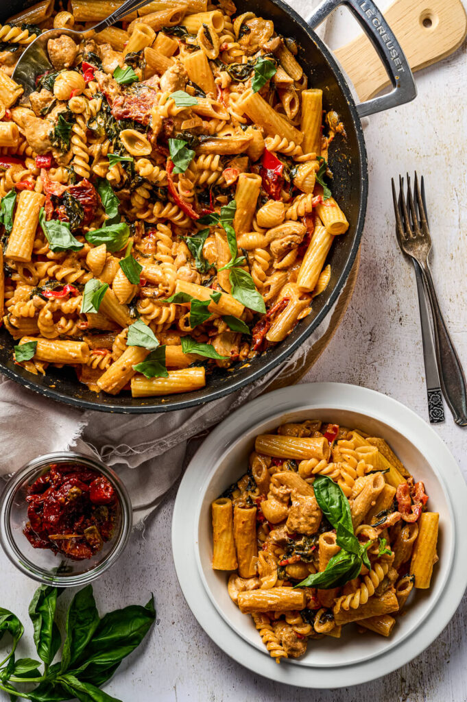 Italiaanse pasta met kip en zongedroogde tomaten