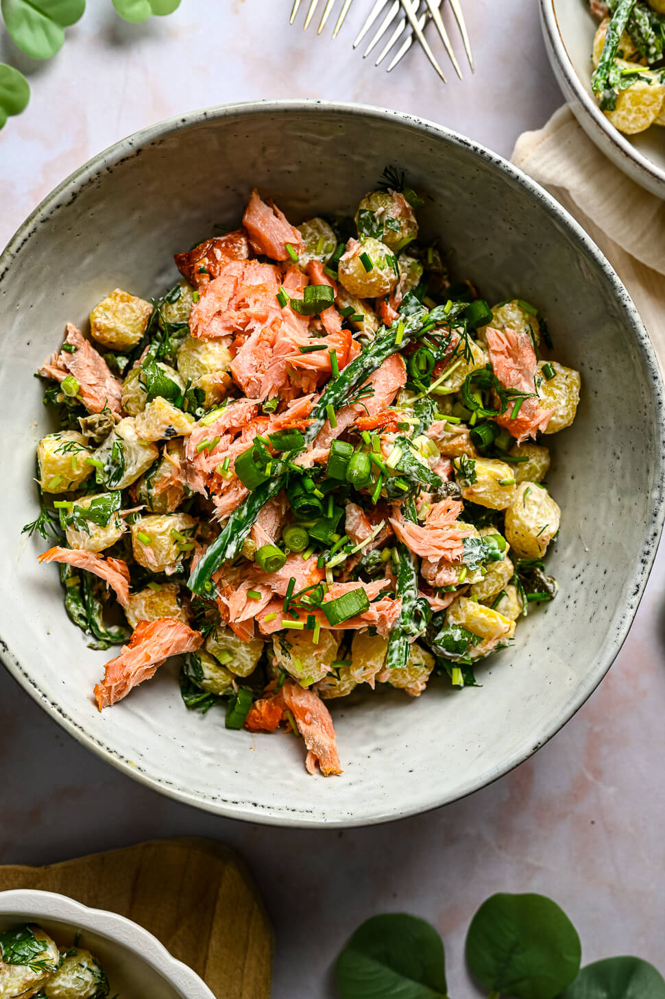 Krieltjessalade met groene kruiden en zalm 3 krieltjes aardappelsalade