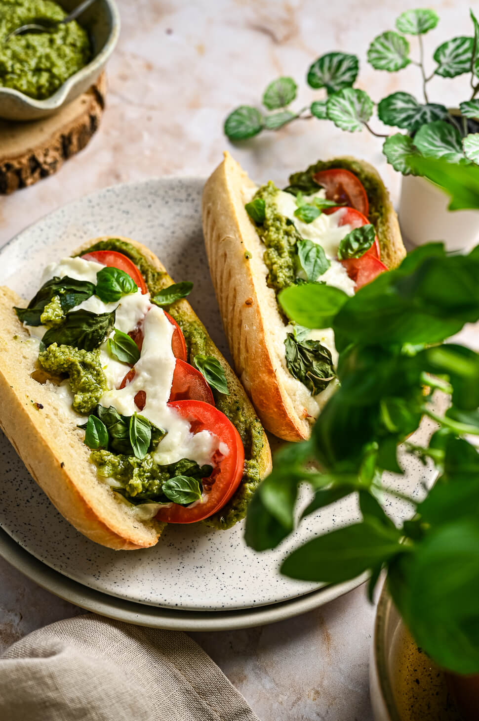 Caprese panini met avocado pesto 3 panini caprese