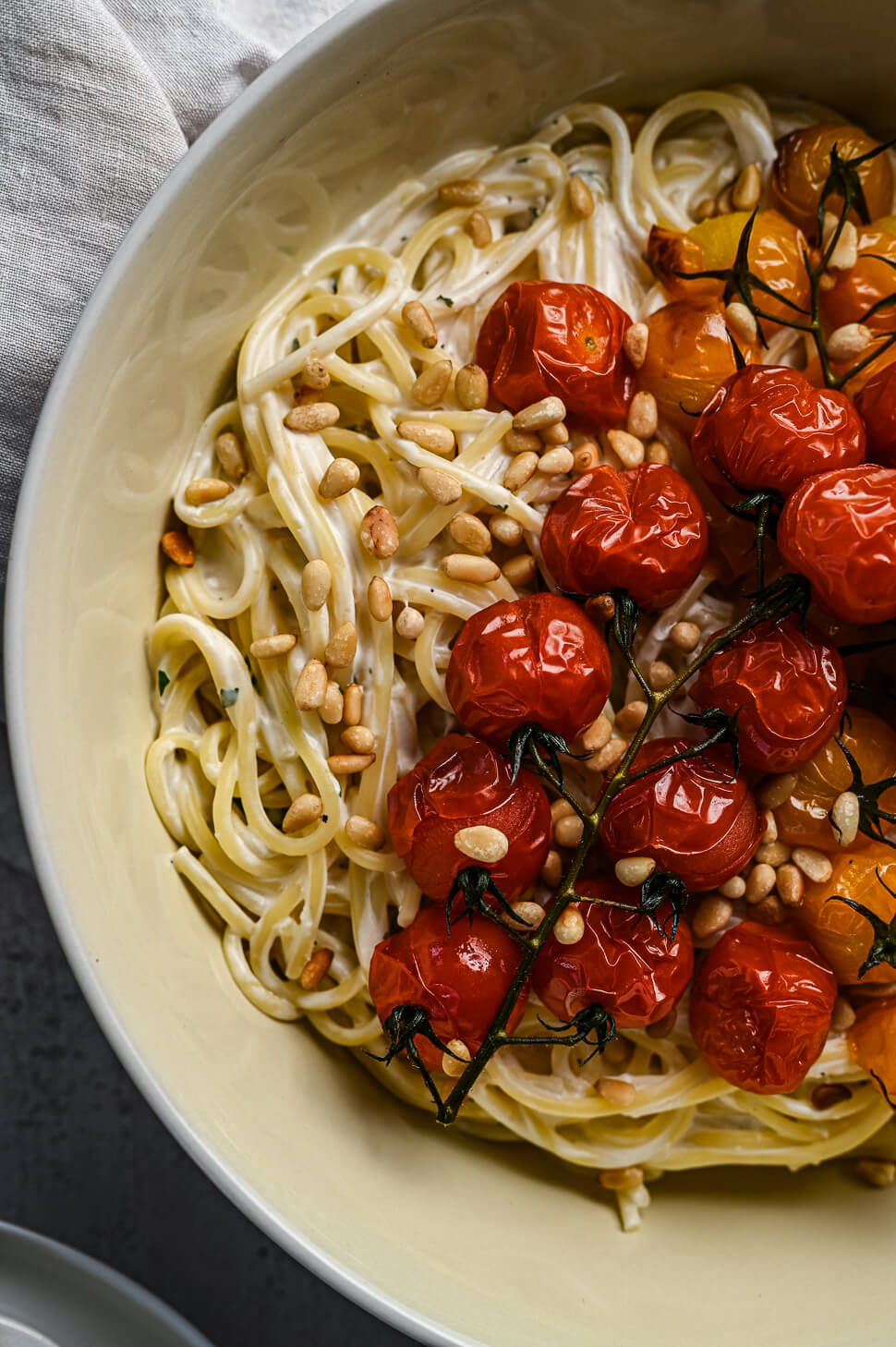 Spaghetti met yoghurtsaus en geroosterde tomaatjes 3 pasta met yoghurt
