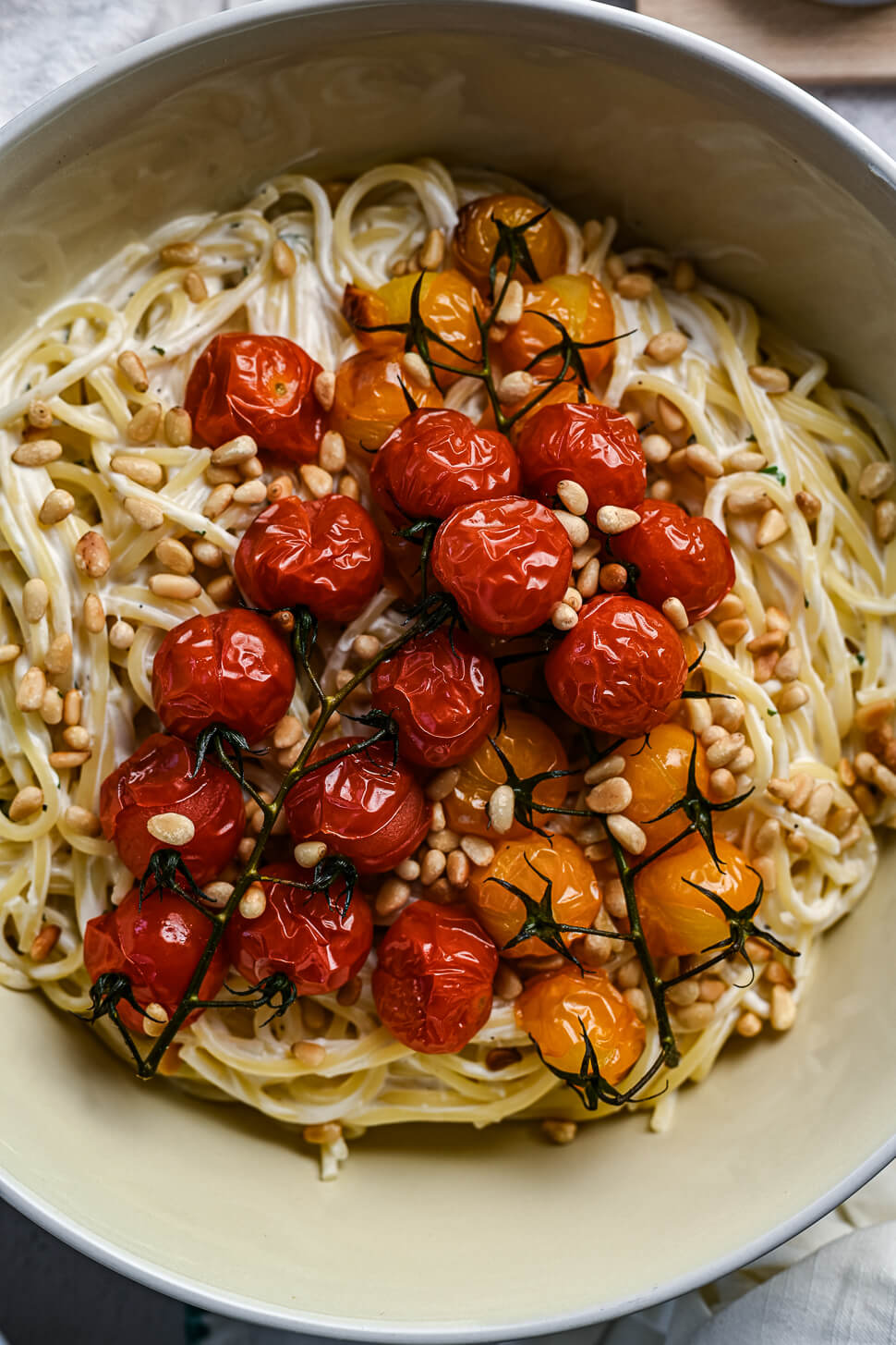 Spaghetti met yoghurtsaus en geroosterde tomaatjes 4 pasta met yoghurtsaus en tomaatjes