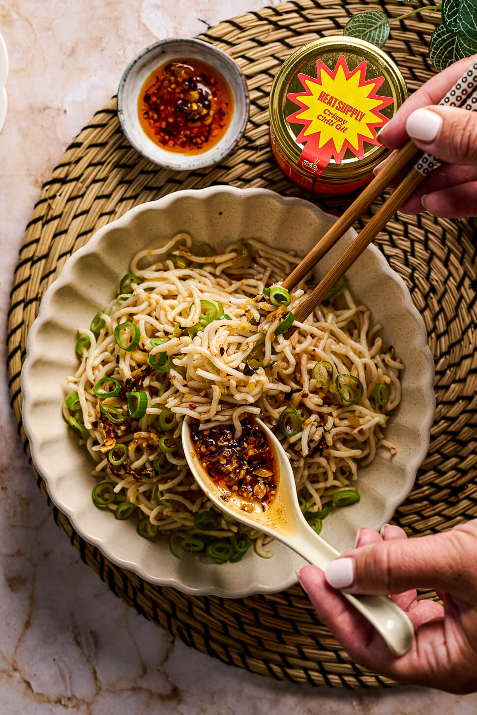 Crispy chili oil noodles met knoflook 13 crispy chili oil noedels