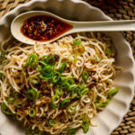 crispy chili oil noodles knoflook