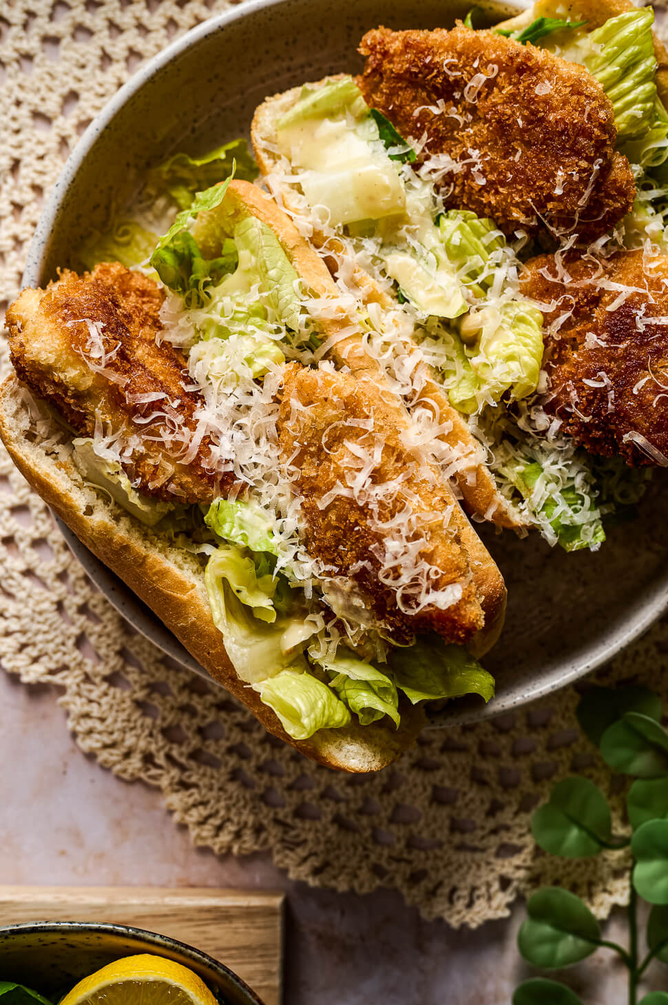 Caesar sandwich met krokante kip 4 Caesar sandwich