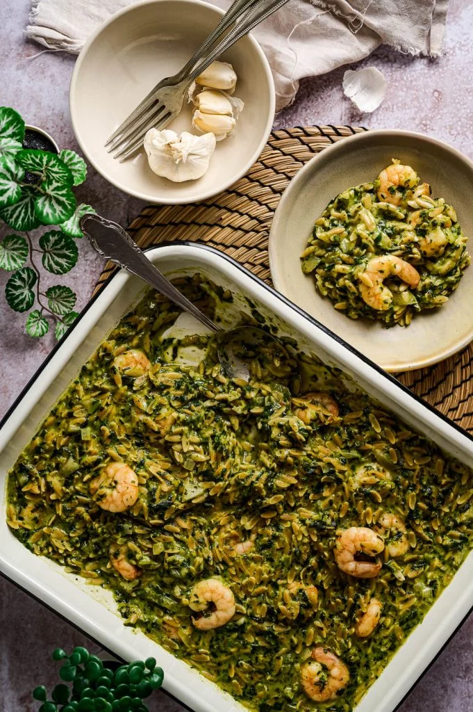 Knoflook orzo met garnalen spinazie