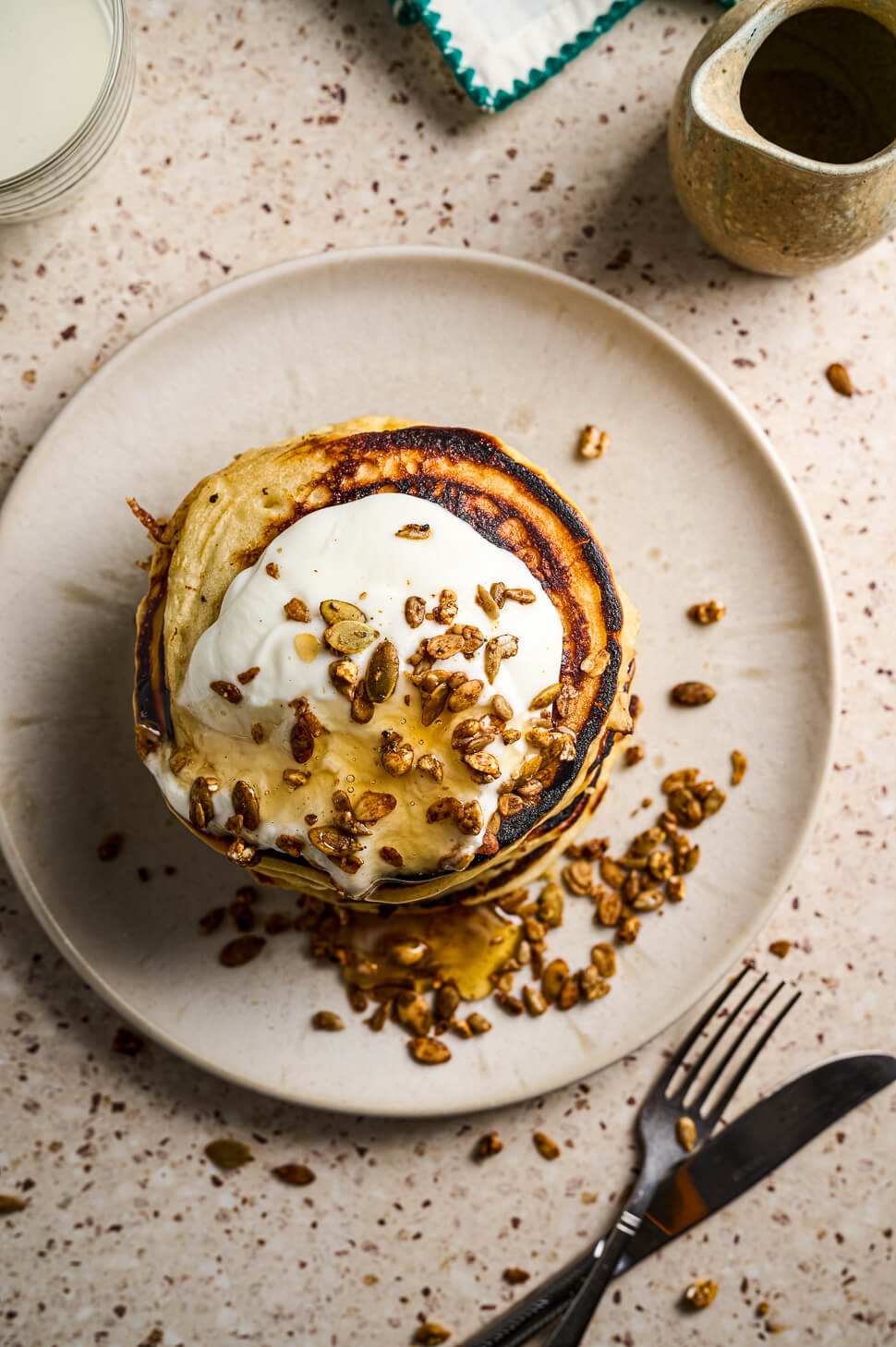 ontbijt pannenkoeken met yoghurt