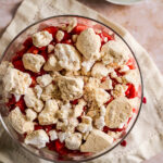 Trifle met aardbeien en meringue