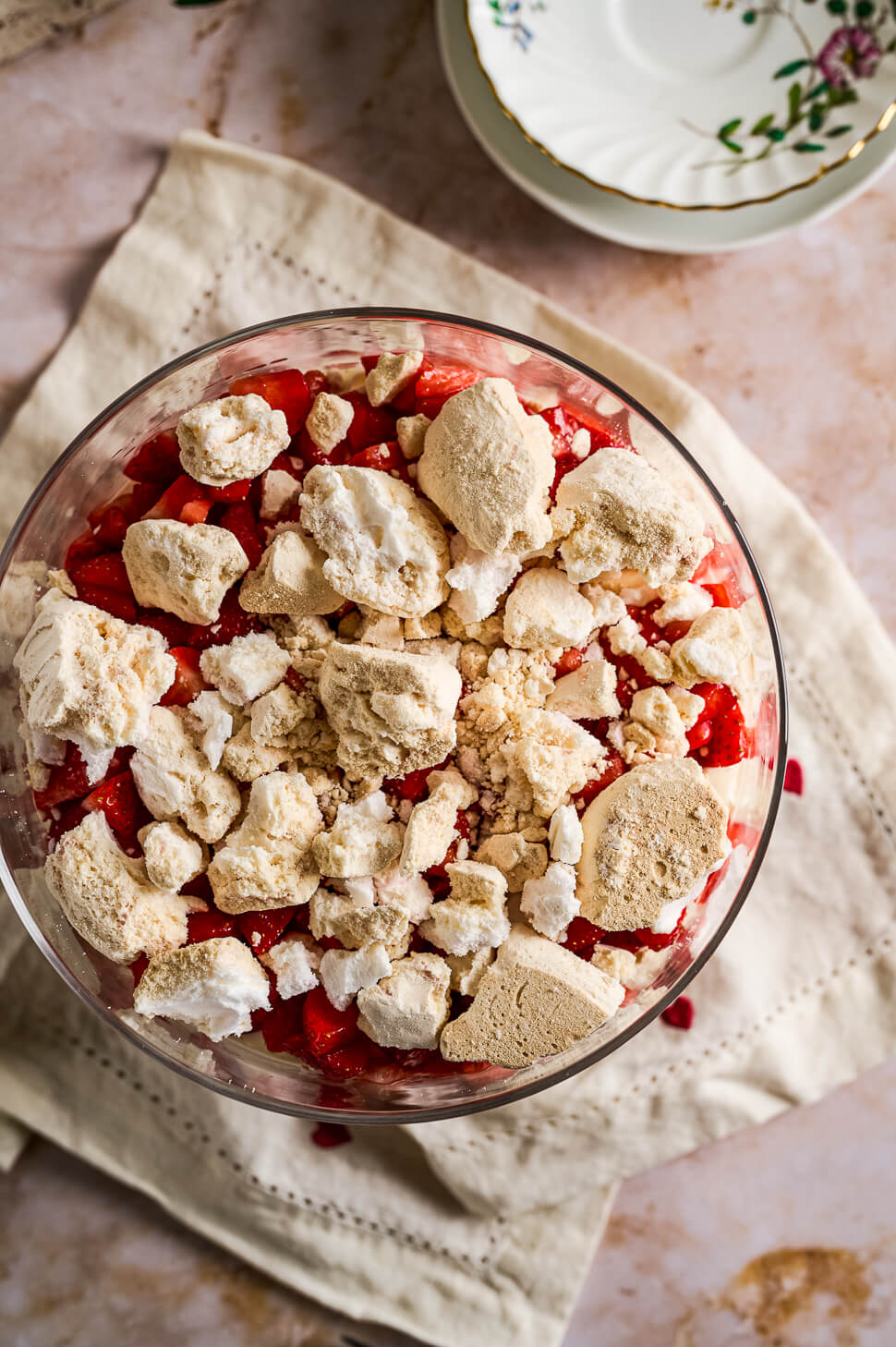 Trifle met aardbeien en meringue