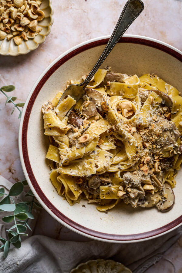 Truffelpasta met paddenstoelen en hazelnoot